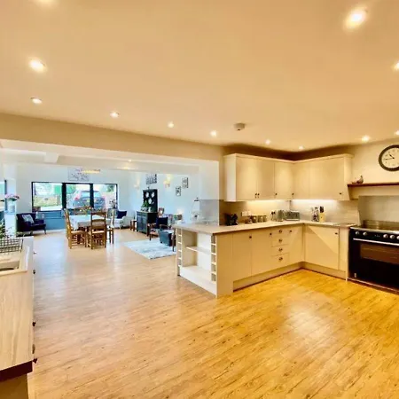 度假居 Elegant & Spacious With Wonderful Views 彭里斯