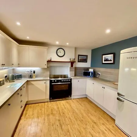 Elegant & Spacious With Wonderful Views 彭里斯