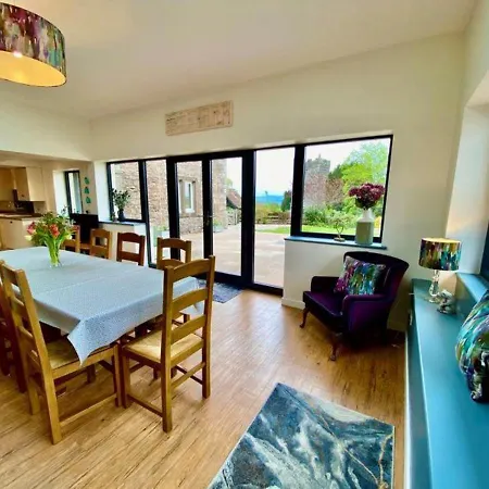 度假居 Elegant & Spacious With Wonderful Views 彭里斯
