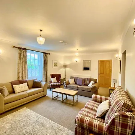 Elegant & Spacious With Wonderful Views 度假居 *