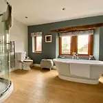 Elegant & Spacious With Wonderful Views Ferienhaus *