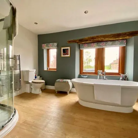 Elegant & Spacious With Wonderful Views Feriehus *