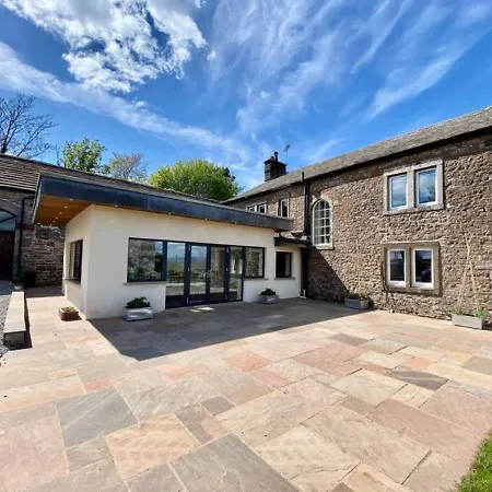 Ferienhaus Elegant & Spacious With Wonderful Views