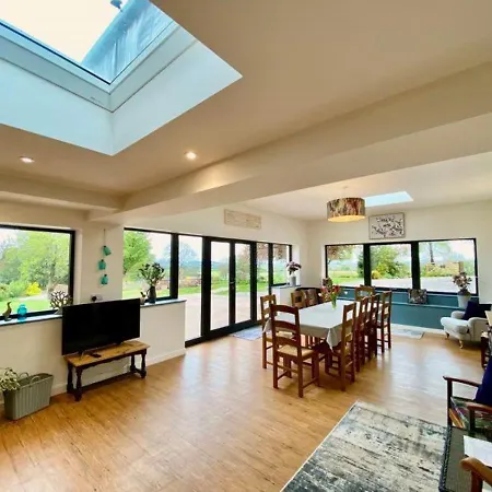 Feriehus Elegant & Spacious With Wonderful Views *