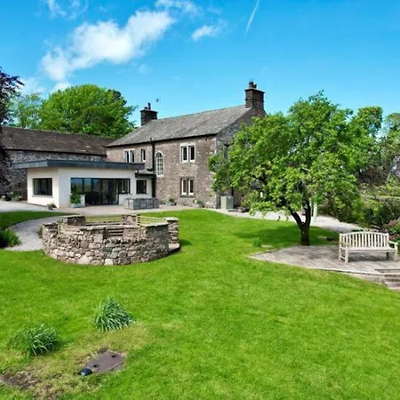 Elegant & Spacious With Wonderful Views * Penrith
