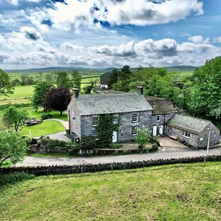 Elegant & Spacious With Wonderful Views Penrith